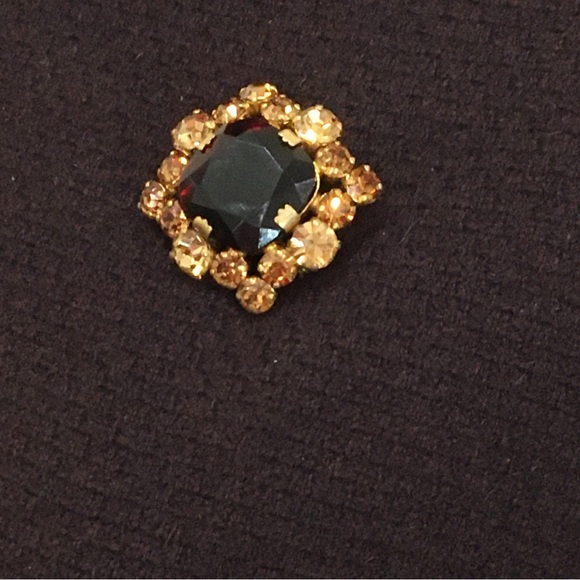 Dark brown cut glass surrounded by golden rhinestones, this is a vintage pin. - Picture 6 of 9